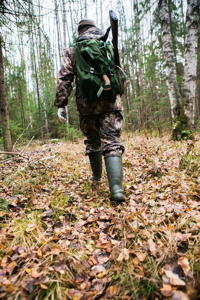 Avcı ormanda yürüyüş — Stok fotoğraf