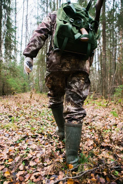 Hunter wandelen in het bos — Stockfoto