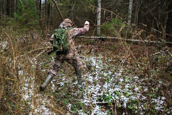 Hunter caminando por el bosque — Foto de Stock