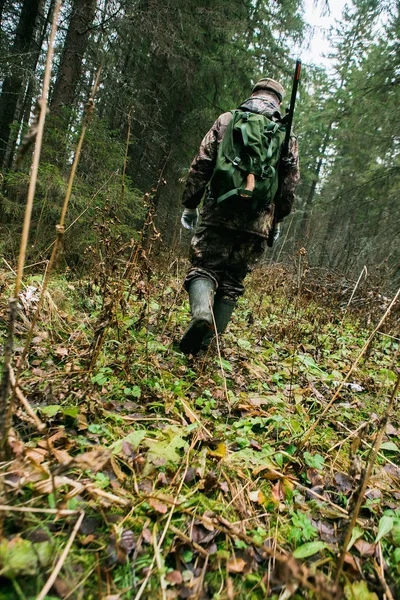 Hunter andando na floresta — Fotografia de Stock