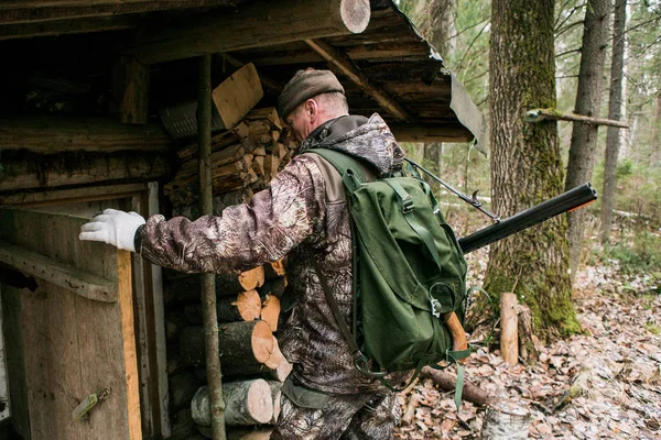 Männlicher Jäger betritt das Jagdhaus — Stockfoto
