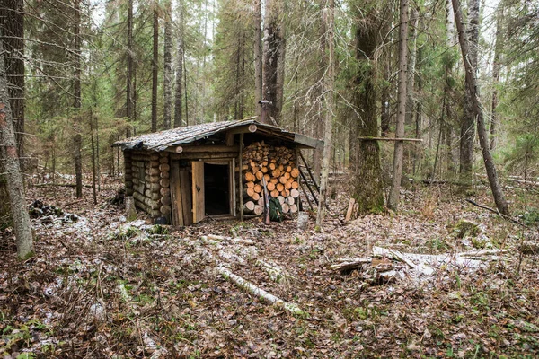 Oude jachthuis in bos — Stockfoto