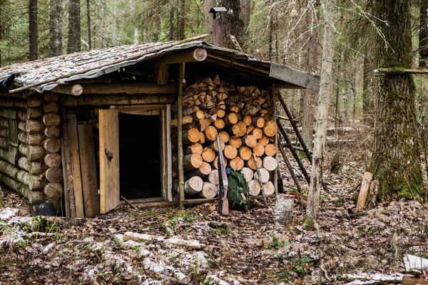 Ancien pavillon de chasse en forêt — Photo
