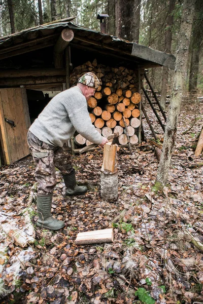 Людина подрібнення деревини — стокове фото