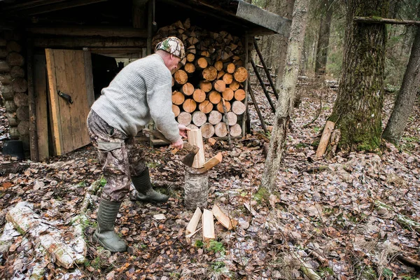 Mann hackt Holz — Stockfoto