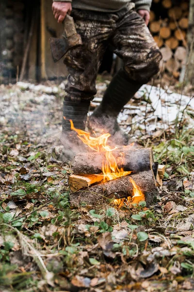 Brûler le feu de joie dans la forêt — Photo