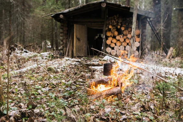 Gotowanie na ogniu w lesie — Zdjęcie stockowe