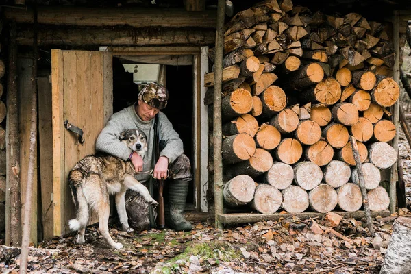Férfi vadász és a kutya — Stock Fotó