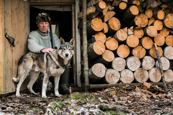 Cacciatore e cane maschio — Foto Stock