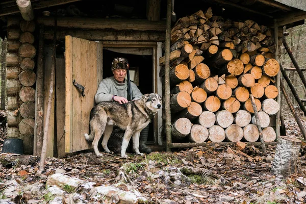 Mannelijke jager en hond — Stockfoto