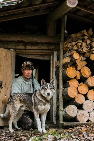 Cacciatore e cane maschio — Foto Stock