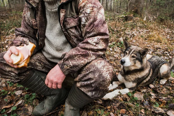 Jäger isst ein Sandwich — Stockfoto