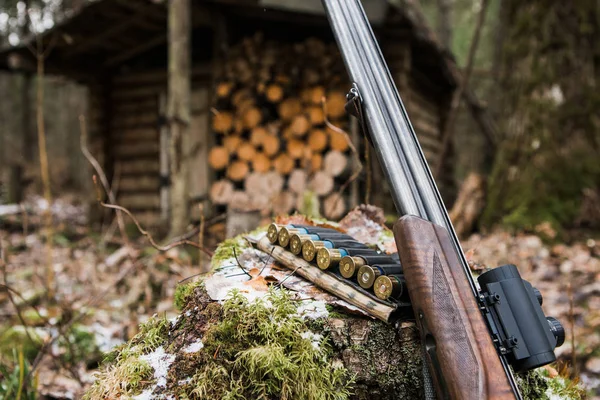 Hunting lodge and  cartridges. — Stock Photo, Image