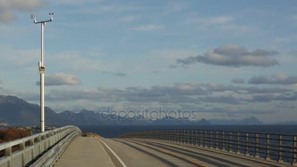 Stazione meteo sul ponte stradale attraverso l'oceano — Video Stock