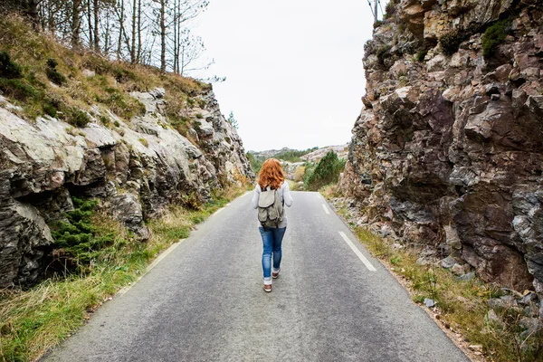 Egy fiatal nő az úton. — Stock Fotó