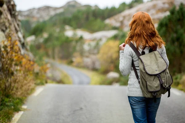 Femeie tânără pe drum — Fotografie, imagine de stoc