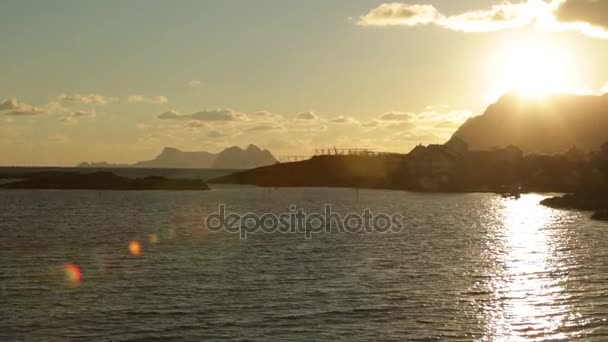 Landskap med havet och bergen vid solnedgången — Stockvideo