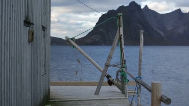 Montaña y vista al mar desde el muelle de madera — Vídeos de Stock