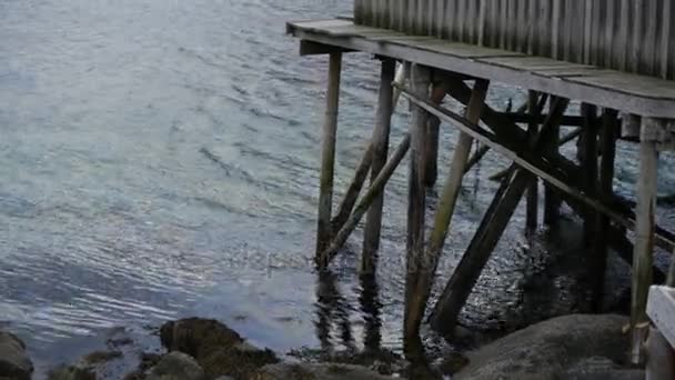 海浪旧木箱和码头 — 图库视频影像