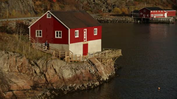 Man schildert een huis in het rood — Stockvideo