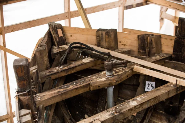 Reparatie van oude houten vissersboot — Stockfoto