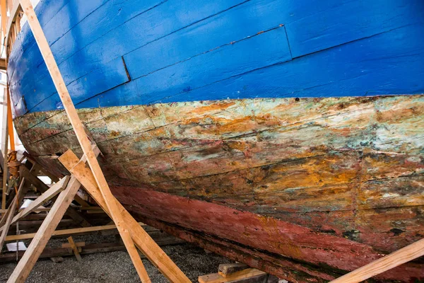 Reparatur eines alten hölzernen Fischerbootes — Stockfoto