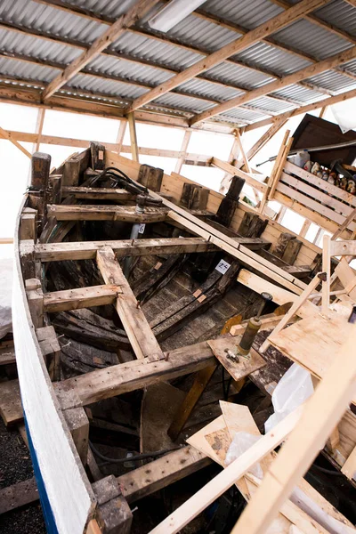 Reparación de viejo barco de pesca de madera —  Fotos de Stock