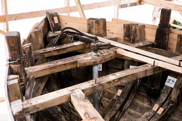 Reparatie van oude houten vissersboot — Stockfoto