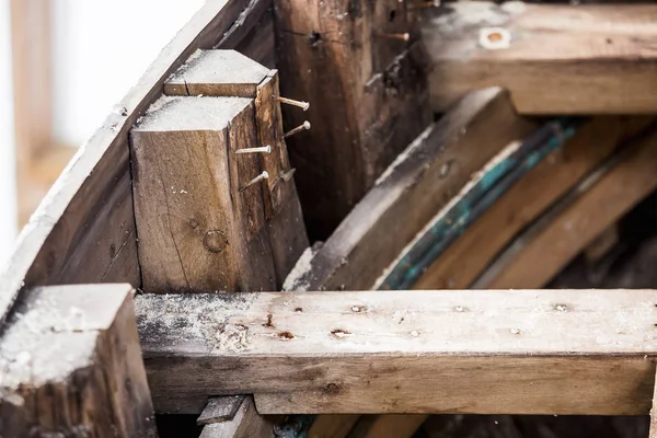 古い木造の漁船の修理 — ストック写真