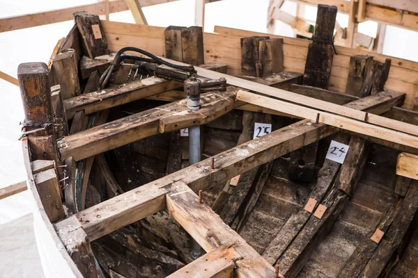 Reparatie van oude houten vissersboot — Stockfoto