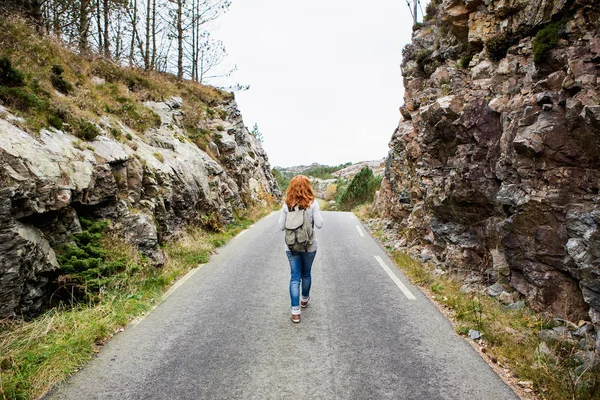 道路に沿って歩く女性 — ストック写真