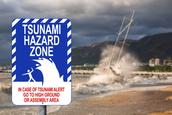 Señal de advertencia de un tsunami — Foto de Stock