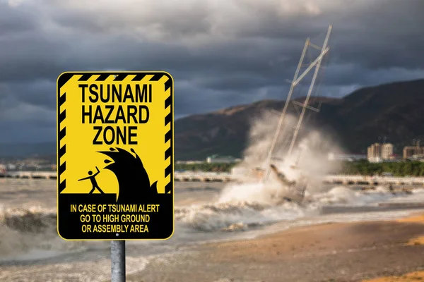 Aviso de sinal de um tsunami — Fotografia de Stock