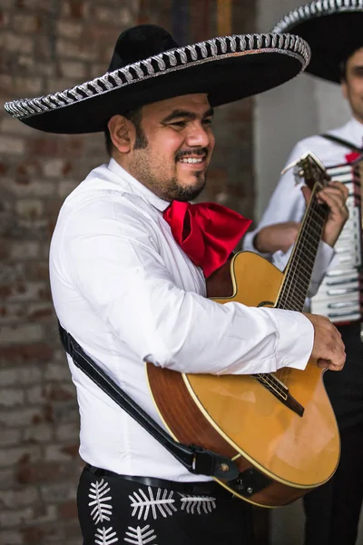 Meksikalı müzisyen gitar çalmak — Stok fotoğraf