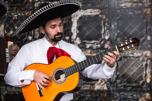 Musicista messicano suonare la chitarra — Foto Stock