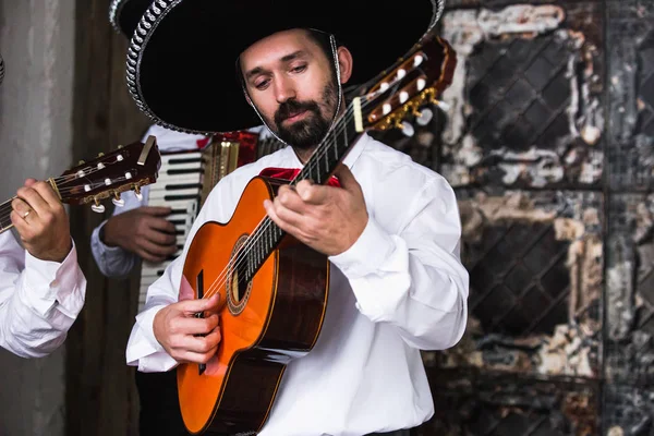 Мексиканский музыкант играет на гитаре — стоковое фото