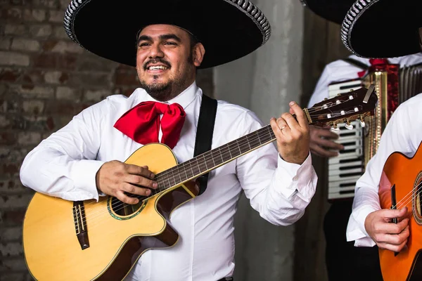 Mexicaanse muzikant spelen gitaar — Stockfoto