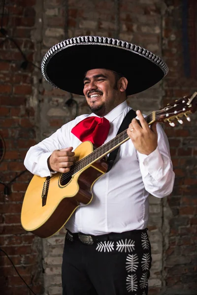 Musicien mexicain jouant de la guitare — Photo