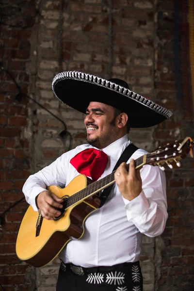 Mexikanischer Musiker spielt Gitarre — Stockfoto