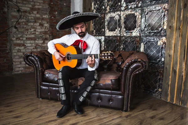 Mexikanischer Musiker spielt Gitarre — Stockfoto
