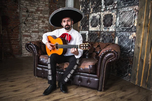 Músico mexicano tocando la guitarra — Foto de Stock