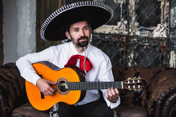 Mexicaanse muzikant spelen gitaar — Stockfoto