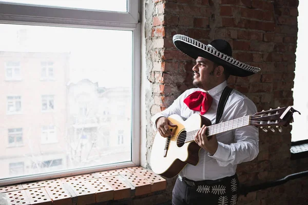 Mexický hudebník hraje kytara — Stock fotografie