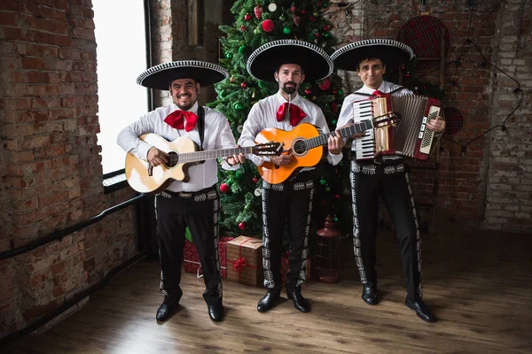 Músicos mexicanos en el estudio —  Fotos de Stock