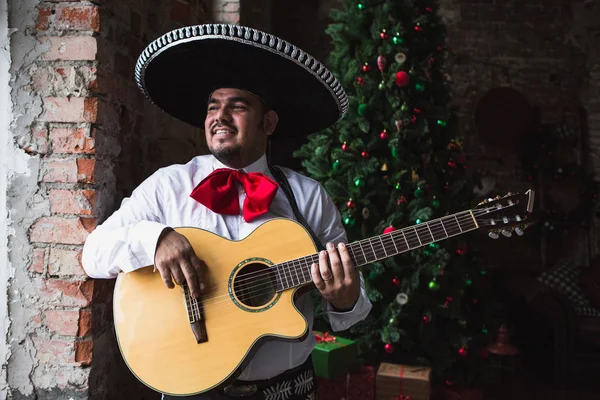 Mexikanischer Musiker spielt Gitarre — Stockfoto