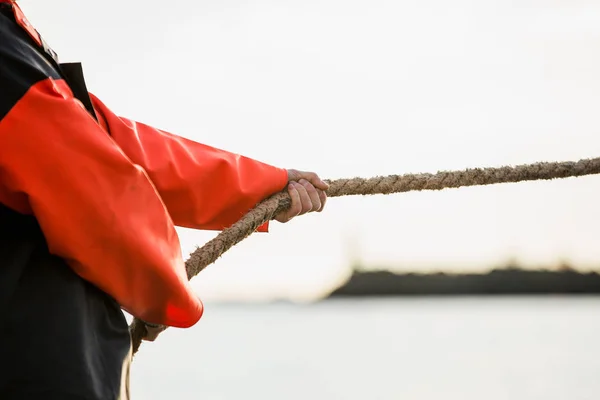 ロープを手に船の漁師 — ストック写真
