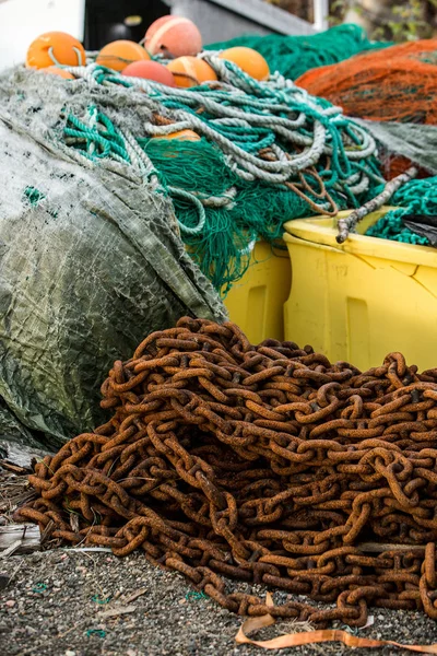 Cadena de hierro oxidado y redes de pesca —  Fotos de Stock