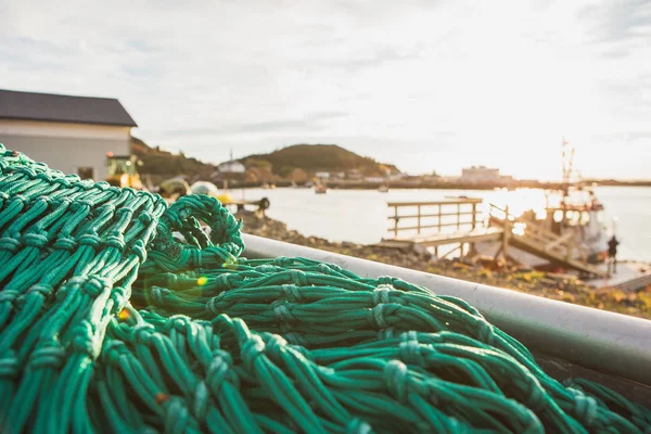ウッドデッキ上に積層された漁網 — ストック写真