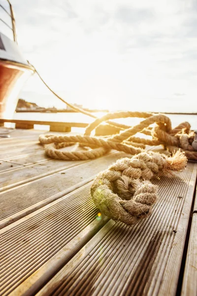 木製の桟橋のロープ — ストック写真