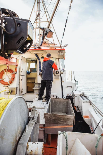 Рибалка керує човном — стокове фото